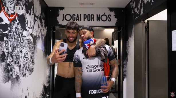 Treinador do Corinthians elogia dupla do ataque e diz o que espera de Memphis Depay