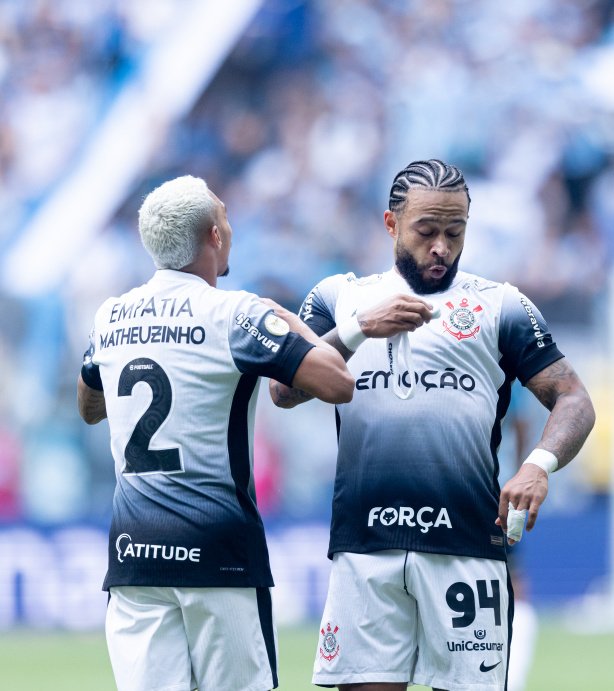 Memphis marcou o terceiro gol do Corinthians contra o Gr�mio