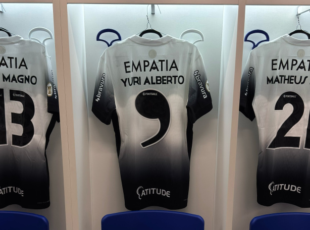 O Corinthians surpreendeu sua torcida ao apresentar a camisa de Yuri Alberto com uma vírgula em vez de um 9