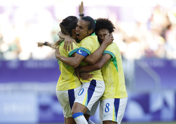 Marta e Yaya comemorando gol pela Seleção Brasileira