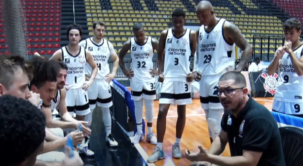O Corinthians tentou a reação no último quarto, mas acabou cedendo a partida na última bola