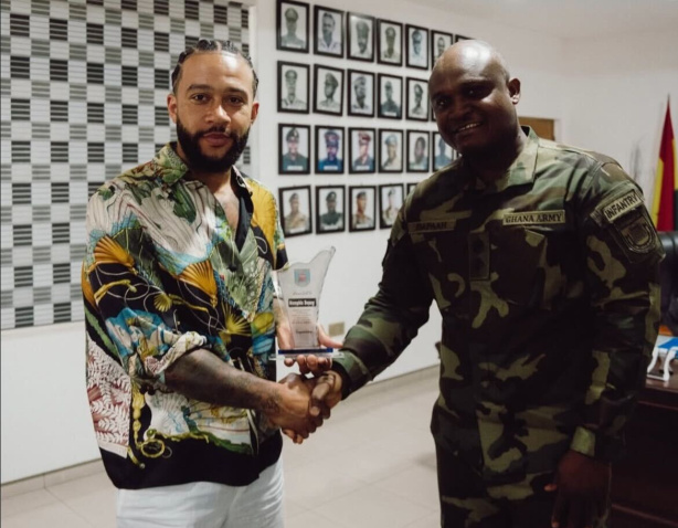 Memphis Depay � homenageado pelo ex�rcito de Gana com trof�us de reconhecimento