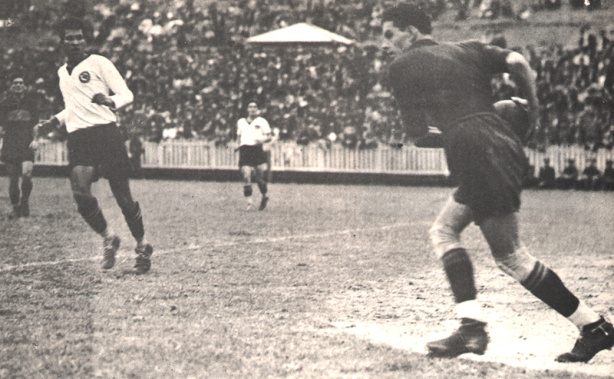 De branco, mais à esquerda da imagem, Teleco disputou uma partida pelo Timão em 31 de dezembro de 1939