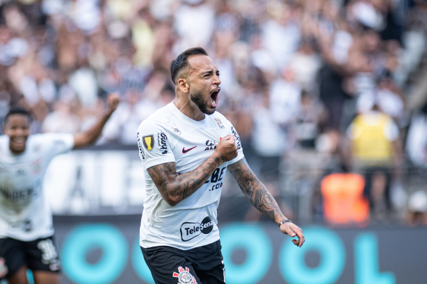 Corinthians acerta empréstimo de Maycon por mais uma temporada