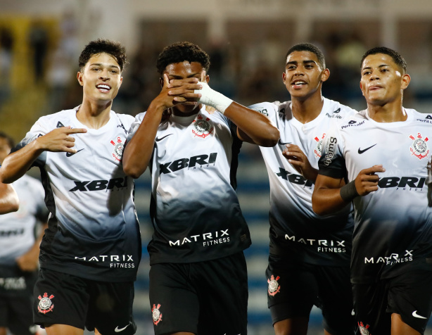 Caipira, Nicolas Ara�jo, Gui Neg�o e Luiz Fernando comemoram o segundo gol do Corinthians