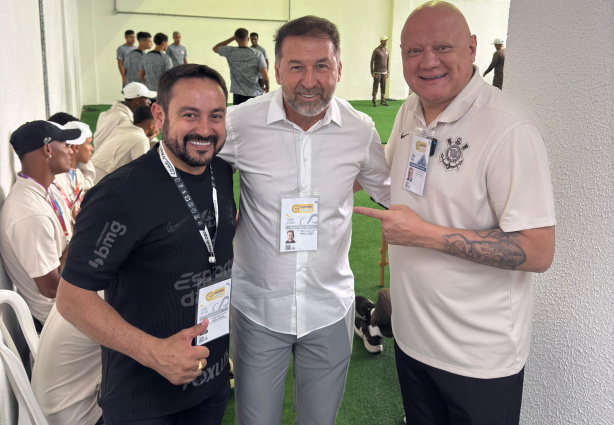 Claudinei Alves (diretor da base), Augusto Melo (presidente) e o ex-goleiro Ronaldo Giovanelli