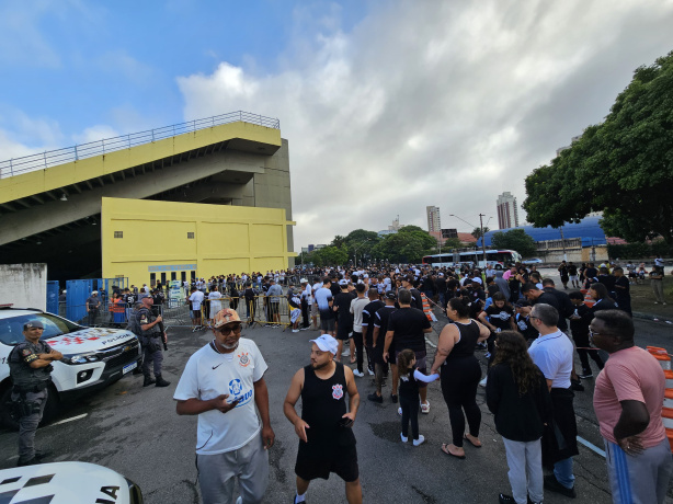 Torcida do Corinthians enfrenta dificuldades de acesso para acompanhar confronto da Copinha