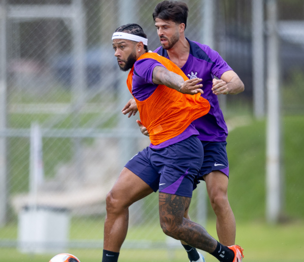 Memphis Depay e Héctor Hernández durante treinamento do Corinthians