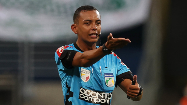 Fabiano Monteiro do Santos, ao lado esquerdo da imagem, ser� o �rbitro do confronto entre Corinthians e Velo Clube