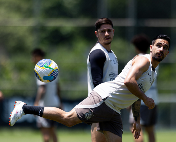 Garro e Coronado durante treinamento no Corinthians