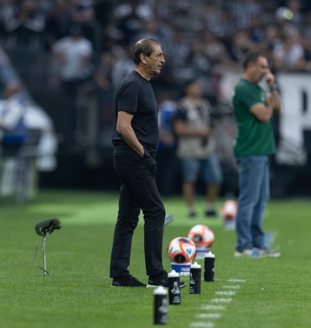 Ram�n Diaz na beira do gramado da Neo Qu�mica Arena