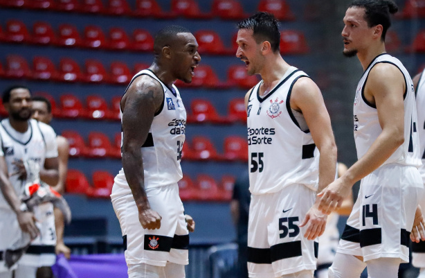 Melvin Johnson e Elinho comemoram foram destaque contra o Flamengo na partida anterior