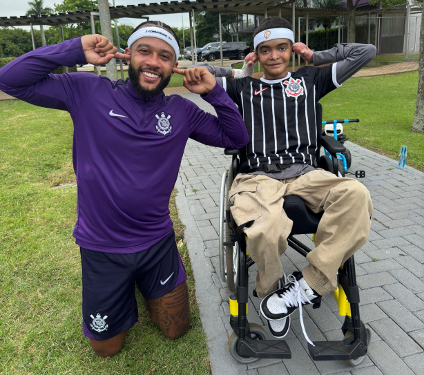 Memphis Depay se encontrou com o garoto Levi, que tem doen�a gen�tica rara