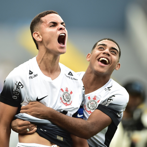De cabeça, Bahia marcou o único gol da partida entre Corinthians e Grêmio