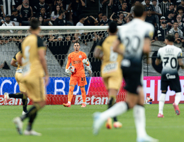 Matheus Donelli foi o capitão na vitória do Corinthians sobre o Água Santa
