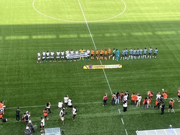Jogadores do Corinthians na Copinha expressaram apoio a Augusto Melo por meio de uma faixa