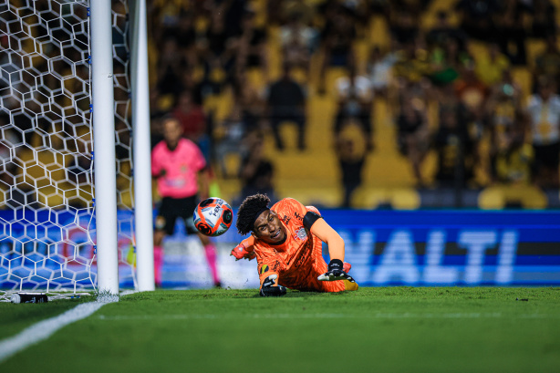 Hugo Souza afirmou que não cometeu pênalti
