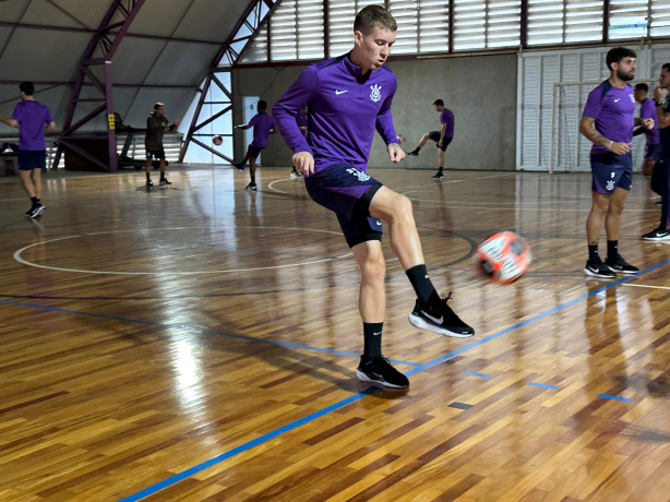 Charles durante treino do Corinthians no ginásio do CT