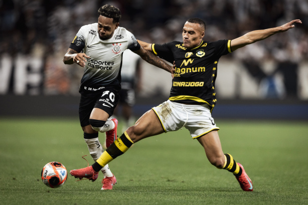Léo Jabá disputa bola com José Martínez no duelo entre Corinthians e São Bernardo