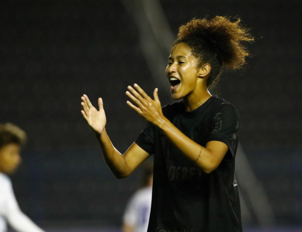 Gi Fernandes durante comemora��o de gol contra o Taubat�
