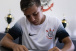 Volante de 16 anos assina contrato profissional com o Corinthians com multa de R$ 180 milh�es