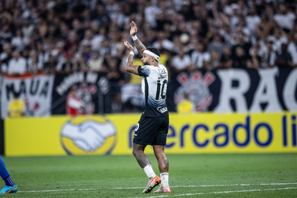 Memphis foi titular na vit�ria do Corinthians contra a Universidad Central