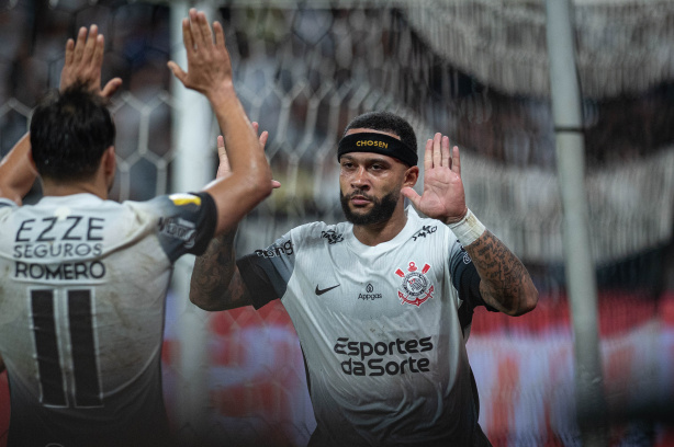 Memphis marcou o segundo gol do Corinthians