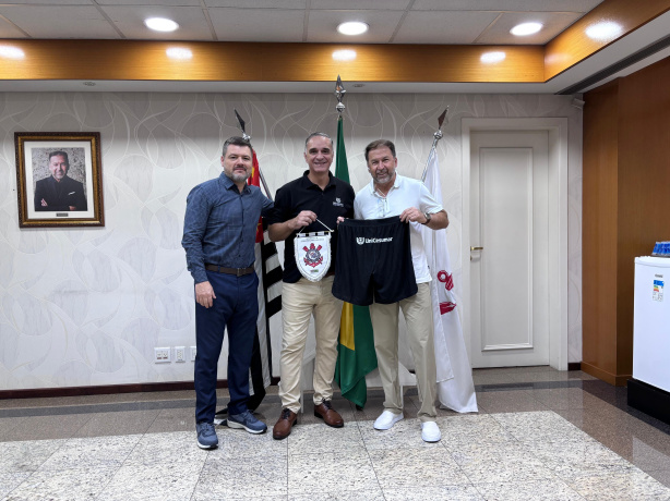 Sandor Romanelli, José Henrique Saviani e Augusto Melo reunidos ap�s o an�ncio do novo contrato de patroc�nio