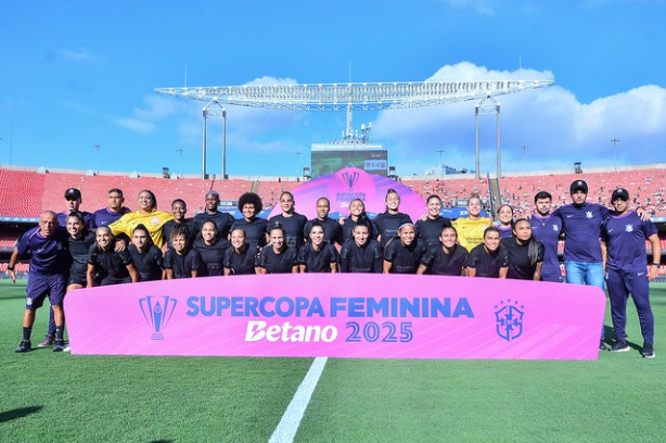 Elenco do Corinthians antes do duelo contra o S�o Paulo pela final da Supercopa Feminina