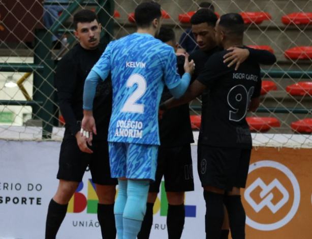 Elenco do Corinthians comemorando o gol de Maicon