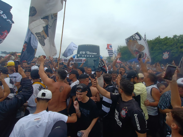 O incentivo da torcida do Corinthians no CT Joaquim Grava, antes do time entrar em campo pelo jogo de ida da final do Paulistão