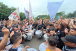 Torcida do Corinthians apoia o elenco do Tim�o antes do D�rbi pela final do Paulist�o; veja as fotos