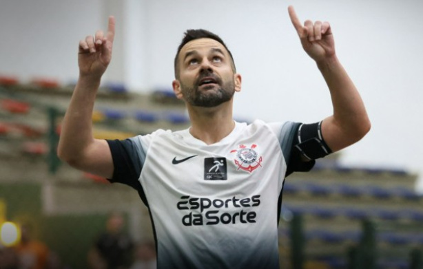 Deives comemorando após marcar contra o Joinville pela Super Copa Gramado de Futsal