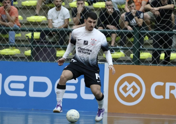 Lucas Martins foi titular na derrota do Corinthians para o Atlântico