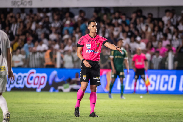 Árbitro da final do Paulista 2025 apita jogo do Corinthians no Brasileirão pela primeira vez