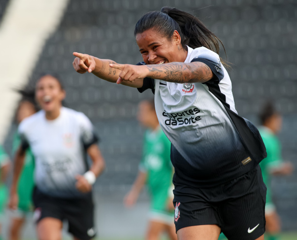 Vic Albuquerque saiu do banco de reservas para anotar os gols da vitória do Corinthians