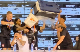 Como  de costume, os tcnicos campees receberam um banho durante a coletiva de imprensa do ttulo