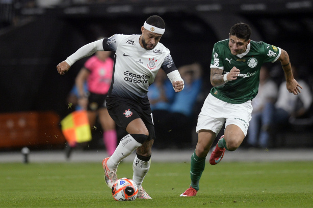 Memphis subiu com os dois p�s sobre a bola aos 44 minutos do segundo tempo diante do Palmeiras