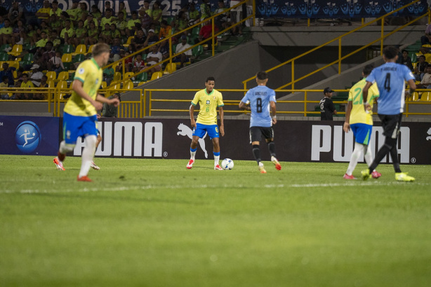 Denner foi titular na vitória da Seleção Brasileira contra o Chile