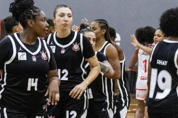 Licinara e Mari Dias em a��o pelo Corinthians na LBF