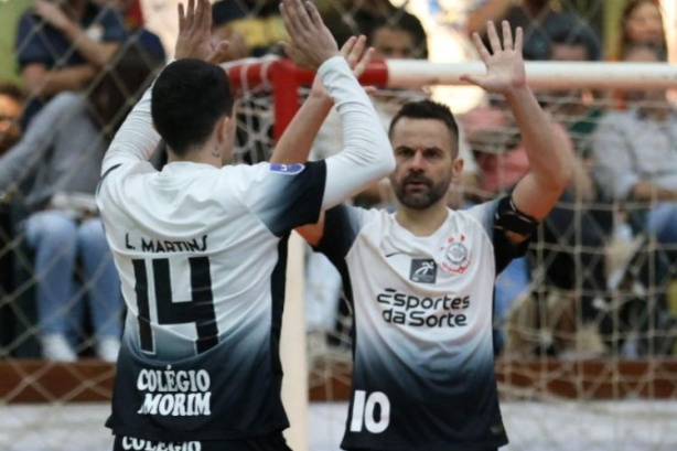 Lucas Martins e Deives em ação pelo Corinthians