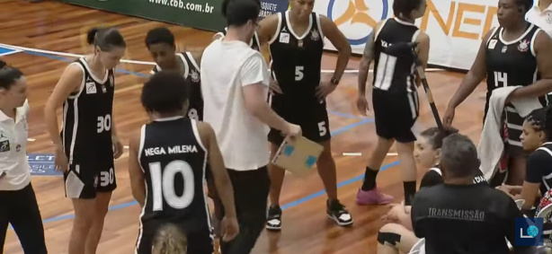 A equipe feminina de basquete do Corinthians reunida em pausa técnica