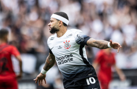 Memphis Depay marcou dois gols na vitria do Corinthians sobre o Sport