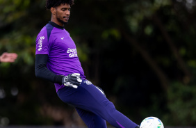 Hugo Souza treinou normalmente com o elenco do Corinthians e deve voltar aos gramados contra o Racing