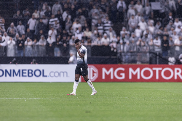 Félix Torres foi expulso na vitória do Corinthians sobre o Racing