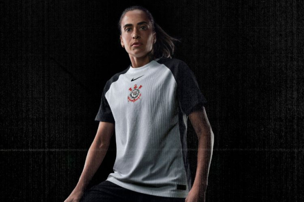 Andressa Alves com a nova camisa principal do Corinthians