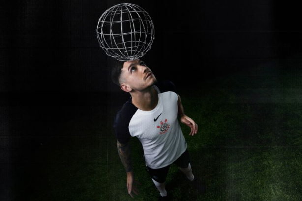 Rodrigo Garro com a nova camisa do Corinthians para 2025