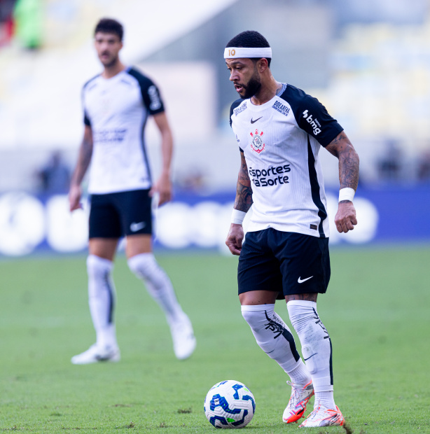 Memphis é substituído ainda no primeiro tempo em partida contra o Flamengo