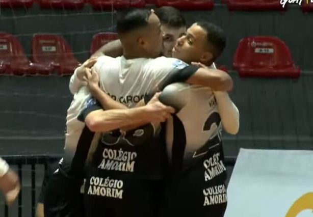 Corinthians goleia o Pato no Wlamir Marques e mant&eacute;m 100% de aproveitamento em in&iacute;cio da LNF