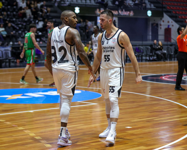 Melvin Johnson e Elinho em ação pelo Corinthians Basquete